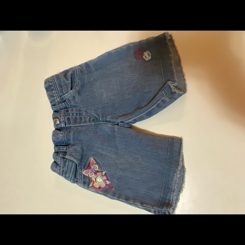 Girls Capris. Jean w/ Colorful Floral Embroidery.